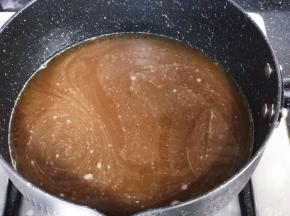开火煮，目的要融化糖