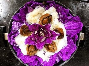 把已经焖煮好的鲍鱼摆上（关于鲍鱼的制作，我另发菜谱）