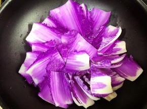锅中先放入紫白菜下段菜梗部分