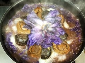 最后成品颜色不漂亮了，但是紫白菜非常好吃，好甜，叶子沾满了鲍汁，停不了口哦！