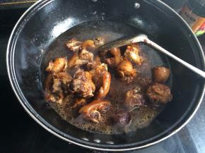 翻炒均匀后倒入一大碗清水。大火煮沸后转中小火炖煮。