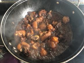 煮至汤汁浓稠倒入小半碗水淀粉勾芡，加入少量鸡精就可以了！