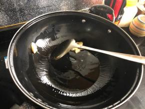 鍋里放油，生姜片烧热。