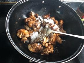 加入适量白糖，盐和料酒。