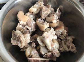 猪蹄洗好剁块，开水煮沸后捞出，再用冷水清洗干净！