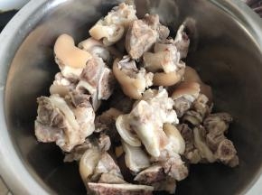 猪蹄洗好剁块，开水煮沸后捞出，再用冷水清洗干净！
