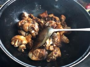 先翻炒均匀，这样也能很好的防治猪蹄粘锅！
