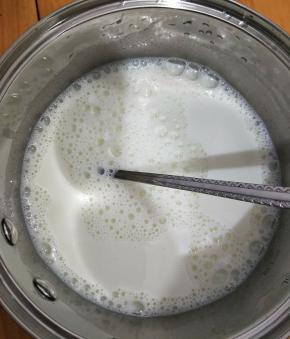 首先要消毒好奶锅，然后放入100克的温热开水、白糖和奶粉，然后不停的搅拌，让白糖融化。然后再加入剩下的300克温水。