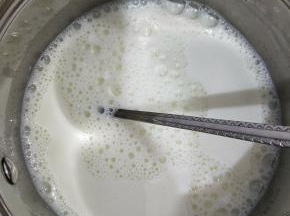 首先要消毒好奶锅，然后放入100克的温热开水、白糖和奶粉，然后不停的搅拌，让白糖融化。然后再加入剩下的300克温水。