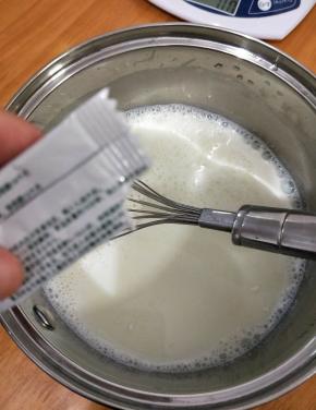 放凉至手温时加入乳酸菌粉，搅拌均匀。