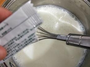 放凉至手温时加入乳酸菌粉，搅拌均匀。