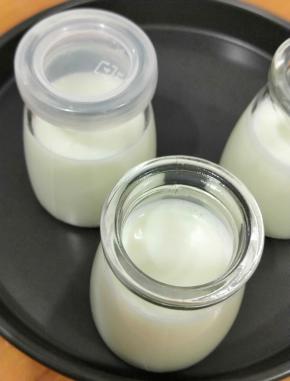 然后倒入杯子里。(杯子要提前消毒，滴干水分。)