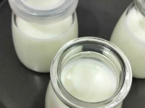 然后倒入杯子里。(杯子要提前消毒，滴干水分。)