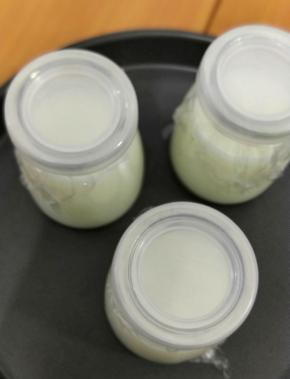 再用保鲜膜包好，最后盖上盖子。