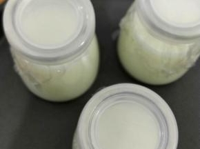 再用保鲜膜包好，最后盖上盖子。