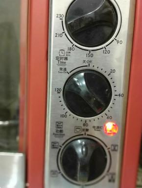 放到烤箱，选择发酵档，温度调到40度，发酵8-10个小时。