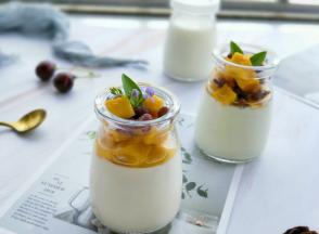 发酵好后放到冰箱冷藏几个小时，吃的时候可以加入自己喜欢的水果。