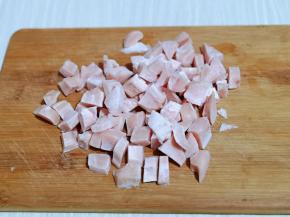 首先将鸡胸肉洗干净切小块。
