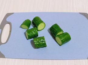 黄瓜洗干净后，切6段。