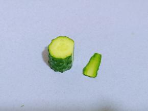 取一段黄瓜，将黄瓜的一侧切掉一片，这样摆放在盘子中会比较稳。