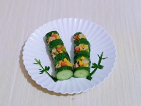 把黄瓜里面的瓤挖空，这样黄瓜盅就做好啦！摆放在盘子中，用黄瓜皮做两根竹子做装饰，再用黄瓜皮剪出叶子，装饰竹子上，把炒好的鸡肉丁装入黄瓜盅里即可食用。