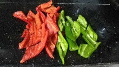 青、红椒洗干净切片