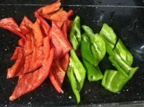 青、红椒洗干净切片