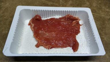 猪扒用自己爱的调味料腌制一晚