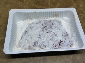 将腌好的猪扒放入粉里粘满全身