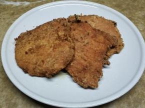 三块猪扒依次炸好捞出沥干油