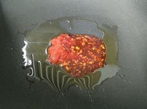 锅里热油放入番茄酱、泰式甜辣酱炒干