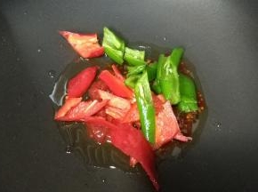 放入青、红椒片