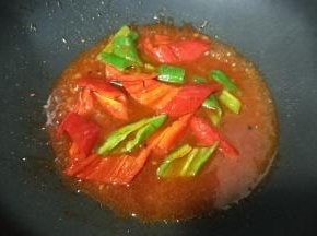 倒入适量水，转小火慢慢变稠，其实试味道，再放入盐、泰式甜辣酱调至自己喜欢的味道