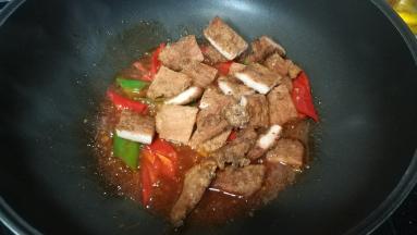 味道调好后倒入猪排块