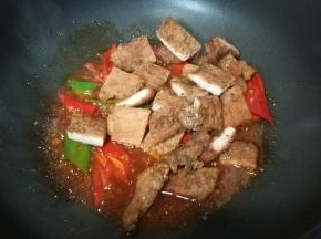 味道调好后倒入猪排块