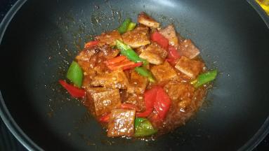 炒均匀，让每一块都挂上酱汁，后盛出即可