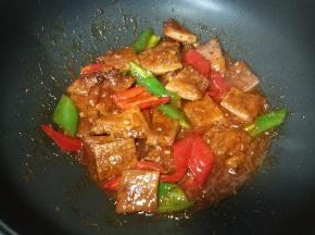 炒均匀，让每一块都挂上酱汁，后盛出即可