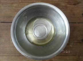 玉米油和水一起加入干净的盆中