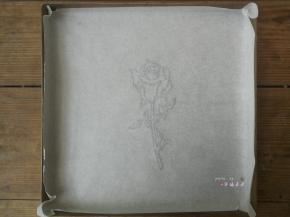 将绘有玫瑰花的油纸反面朝上，铺在28*28cm的金盘内