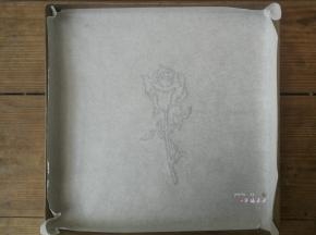 将绘有玫瑰花的油纸反面朝上，铺在28*28cm的金盘内