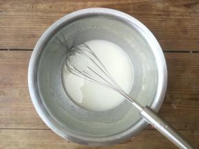 用手抽搅拌乳化，至浓稠状