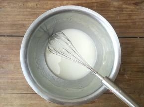 用手抽搅拌乳化，至浓稠状