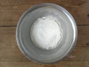 过筛加入低筋面粉，用手抽搅拌均匀