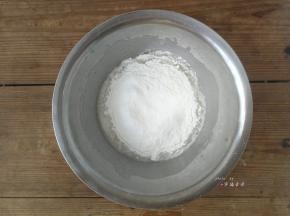 过筛加入低筋面粉，用手抽搅拌均匀