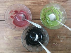 搅拌均匀即可（抹茶粉面糊拌匀后感觉比较干，可以再加少许水调稀释些，以保证三种面糊浓稠度一致）