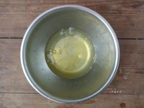 蛋清中加入少许盐，开始用电动打蛋器打发