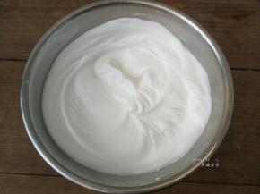 分三次加入糖粉，将蛋清打发至湿性发泡状态