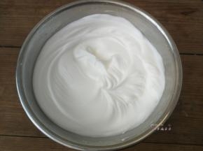 分三次加入糖粉，将蛋清打发至湿性发泡状态