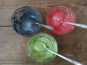 将打发的蛋白霜分别舀出两勺放入步骤9拌好的三种颜色的面糊中，再分别翻拌均匀，此时开始180度预热烤箱