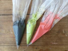 将三种颜色的面糊装入裱花袋